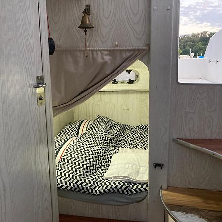 Bateau-Gite Sur Le Halage De La Mayenne L'Huisserie Εξωτερικό φωτογραφία